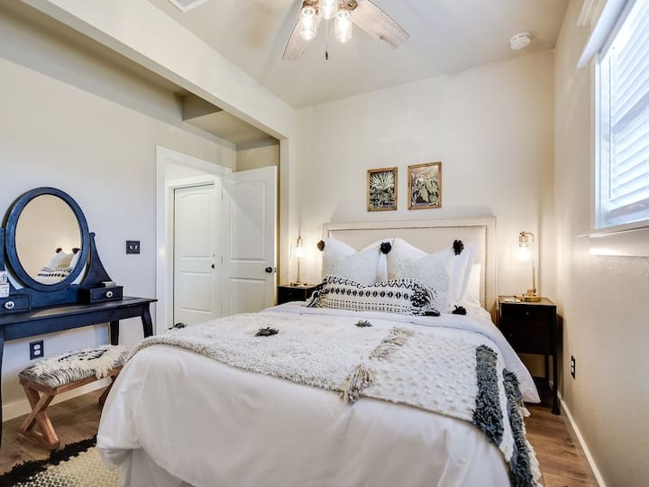 ห้องนอนบาร์นเฮาส์ #2 เตียงควีนไซส์
