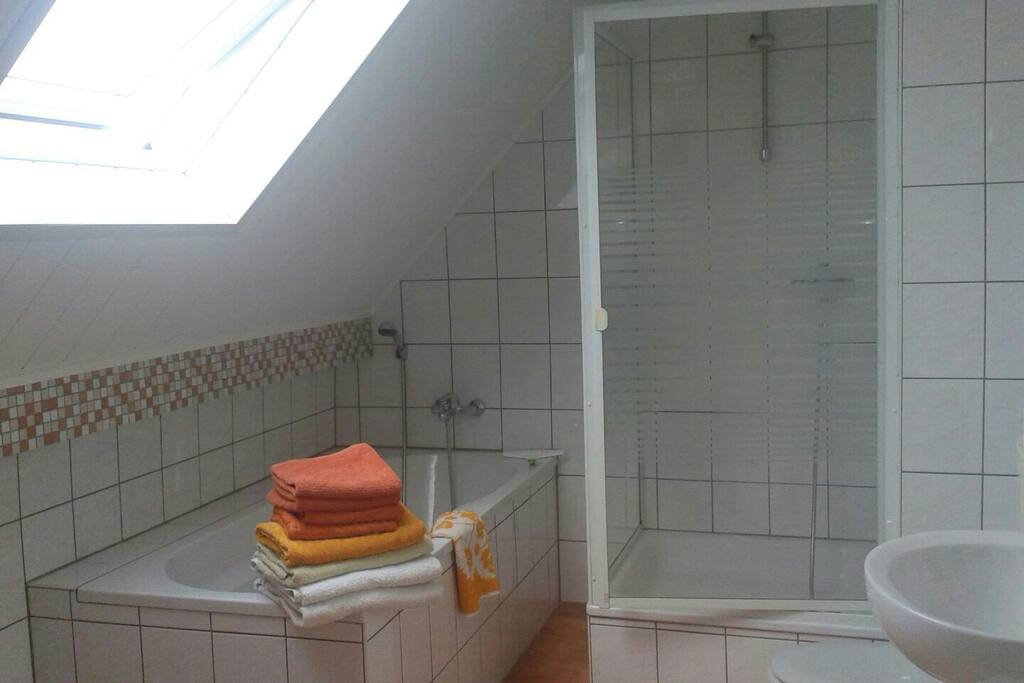 großzügiges Dusch-/Wannenbad mit Toilette und einem Waschbecken. Durchgangszimmer zum Schlaf-/Kinderzimmer