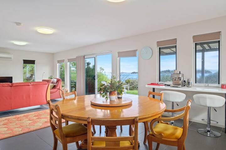 Manfield Seaside-Waterfront Luxury on Bruny Island gallery image 5