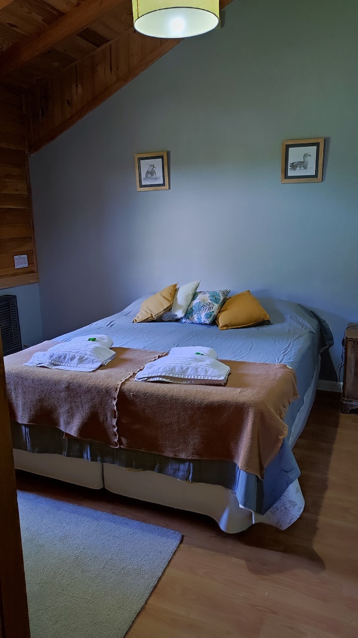 נוכל להפוך שתי מיטות לאחת. אתם רק צריכים לבקש את זה מראש ונשמח להרכיב את זה. 