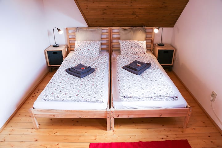 غرفة نوم 2 بسريرين توأمين