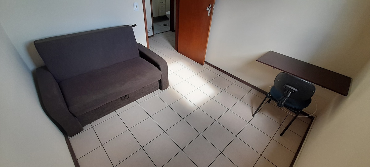 Chumba cha kulala 3, ofisi na kitanda cha sofa kwa wanandoa, meza ya kusoma na kiti.