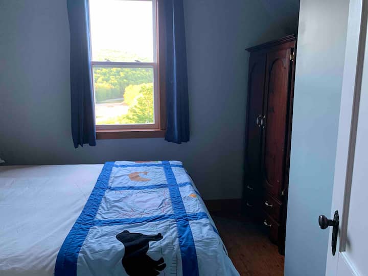 חדר שינה קדמי עם מיטת קווין סייז