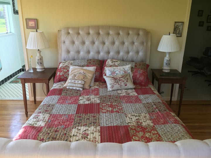 Detail bedroom 1 showing queen sized bed arrangement