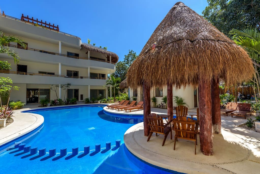 Relajate y disfruta de la brisa tropical recostado bajo la palapa / Relax and enjoy the tropical breeze laying under the palapa