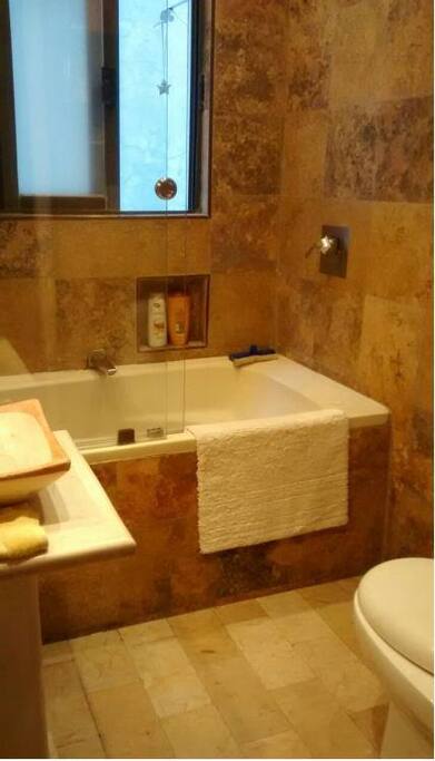 baño con jacuzzi