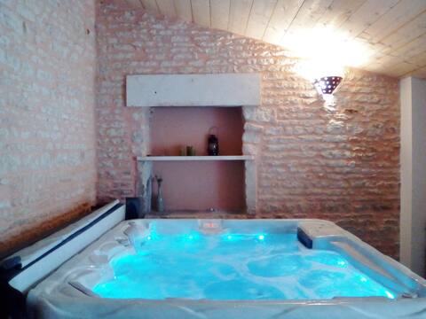 Jaccuzzi in 2 and cute studio Guirand home rare find