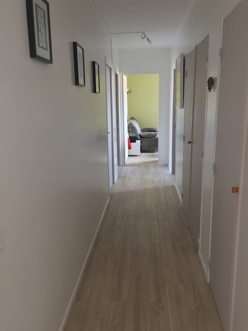 COULOIR DONNANT AUX CHAMBRES ET SDB