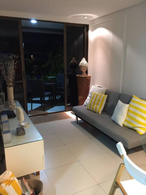 Sala com TV a cabo