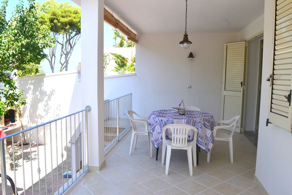 Veranda principale con vista e accesso al giardino privato