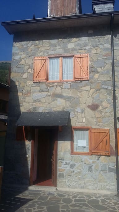 Detalle de Fachada a la plaza y acceso principal de la vivienda.