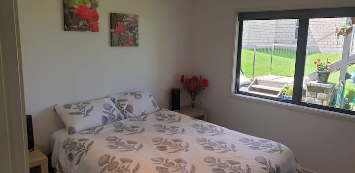 غرفة نوم بسرير بحجم وسط