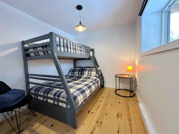 Спална соба во подрум, кревет на спрат, двоен и единечен, поглед кон езеро

Подрумска соба, кревет на спрат, двоен и единечен, поглед кон езеро