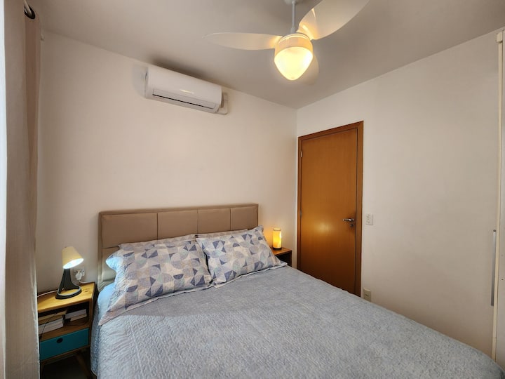 Ორადგილიანი ნომერი კომფორტული ორადგილიანი საწოლით, მყუდრო სანათებითა და კონდიცირების გაყოფით 9 000Btus. 