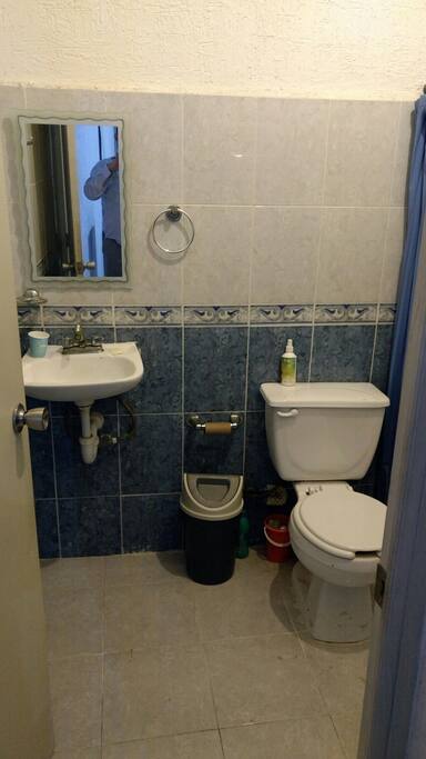 Baño limpio, con instalaciones con muy buena calidad.
