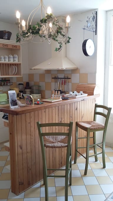 CUISINE: comptoir entre espace cuisine et repas