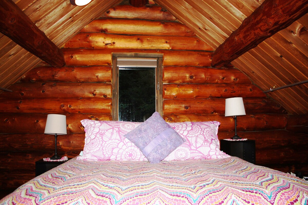 Queen size loft bedroom. 