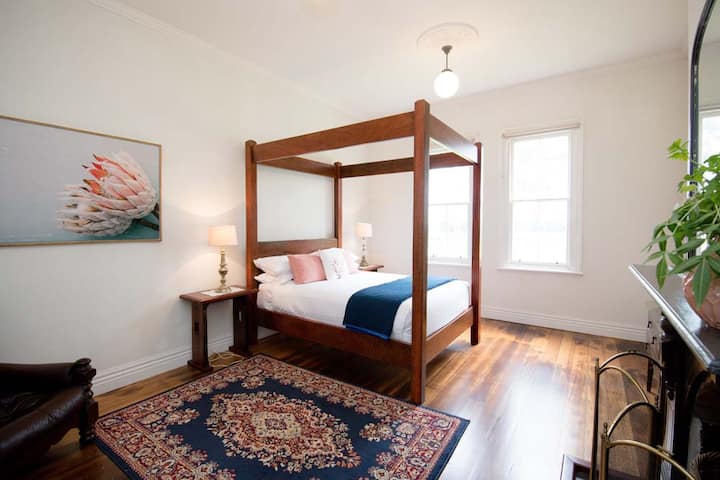 Glavna spavaća soba s bračnim krevetom veličine 4 postera koji je izradio Trevor od čvrste crvene gume prikupljene u našem objektu