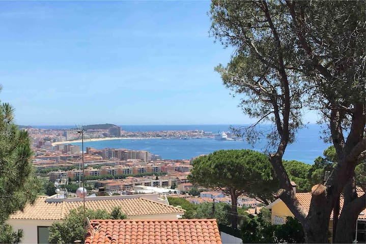 Villa with Sea view, infinity pool, A/C