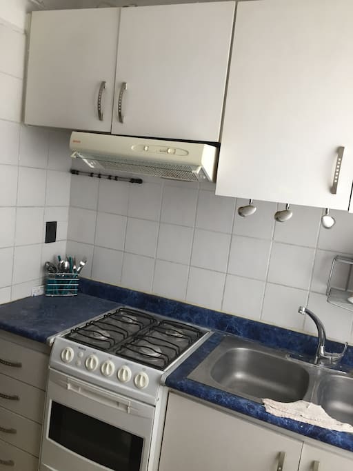 Cocina equipada con refrigerador y micro hondas