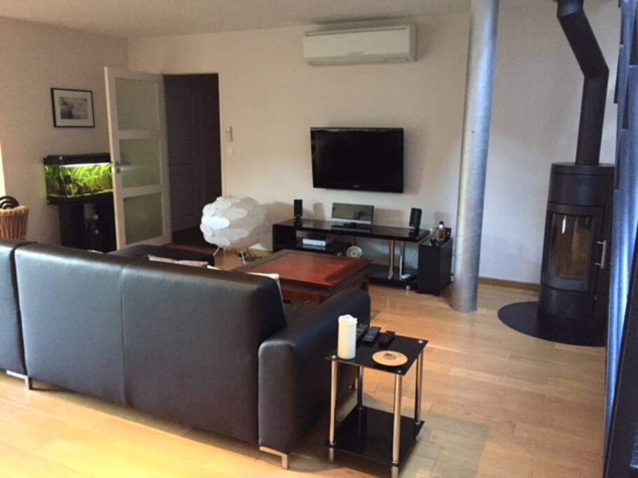 Salon côté TV et poêle à bois