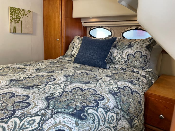 Cabaña principalft con colchón doble grande nuevo y gran baño privado con ducha.