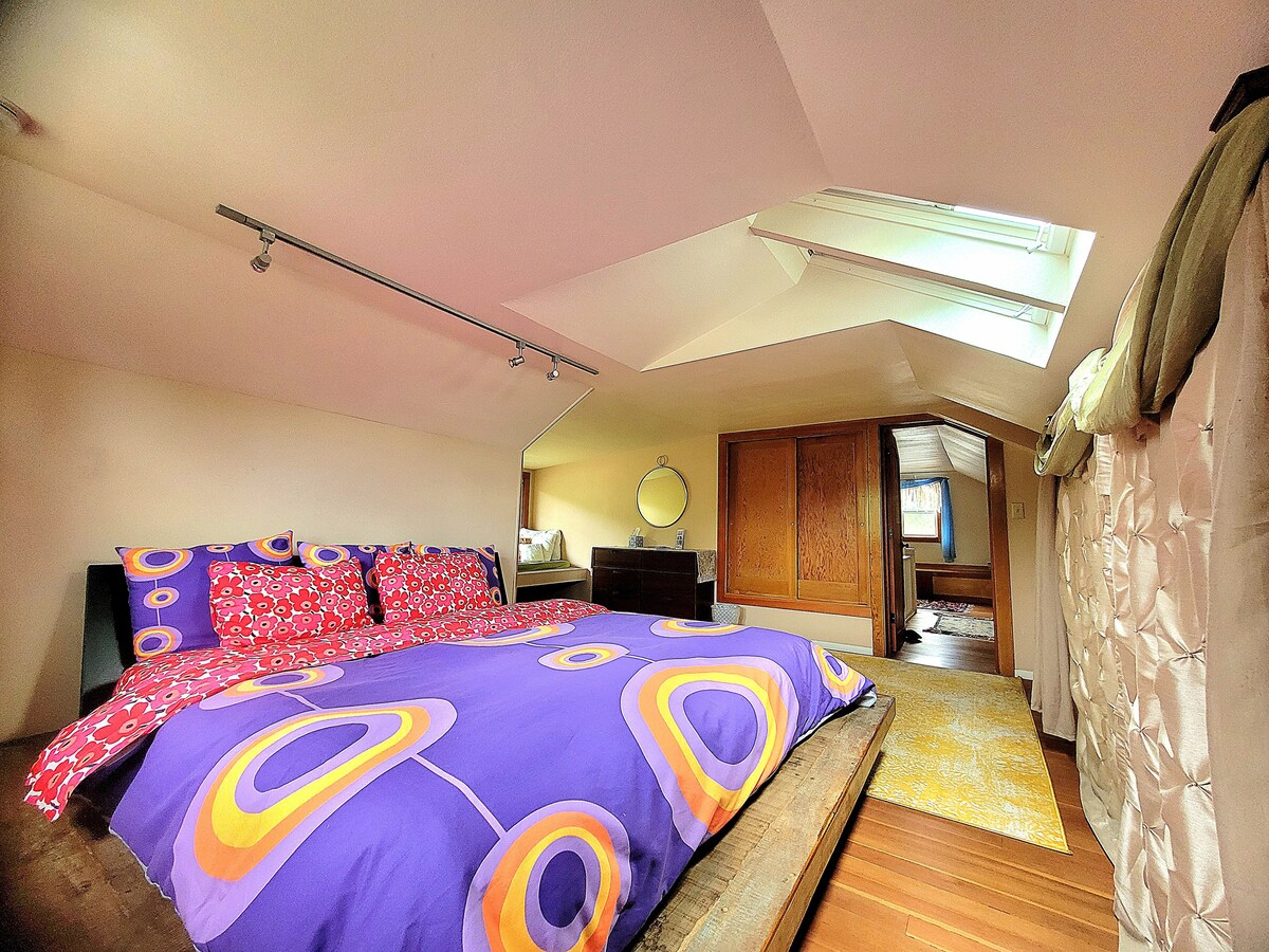 يقع الجناح الرئيسي في الطابق العلوي، بعيدًا عن بقية البيت. ويتميز بسرير كبير مع مناور حتى تتمكن من التحديق في النجوم من السرير. بالنسبة لأولئك الذين يحبون النوم، تحتوي المناور على ظلال يمكن إغلاقها للحفاظ على الشمس