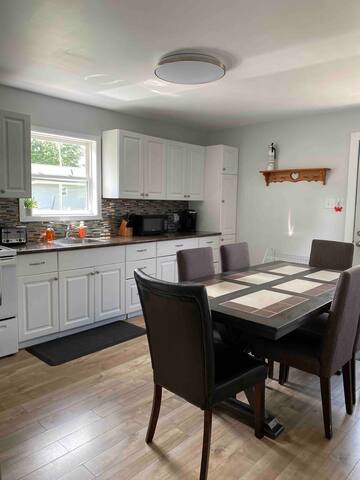 Family/Pet Friendly 3BRM Cottage/FREE Beach Pass gallery image 5