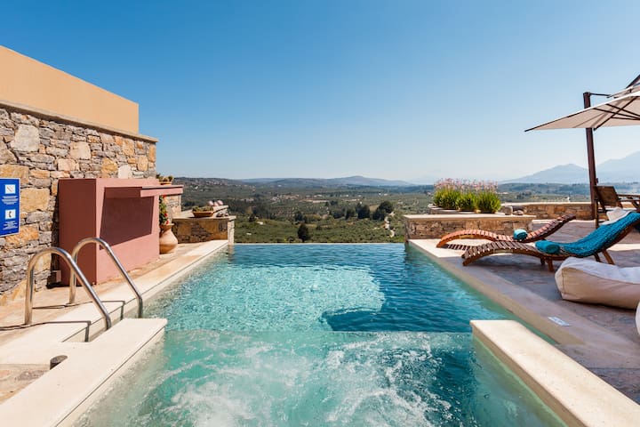 Traditional Villa with Private Heated Pool and BBQ