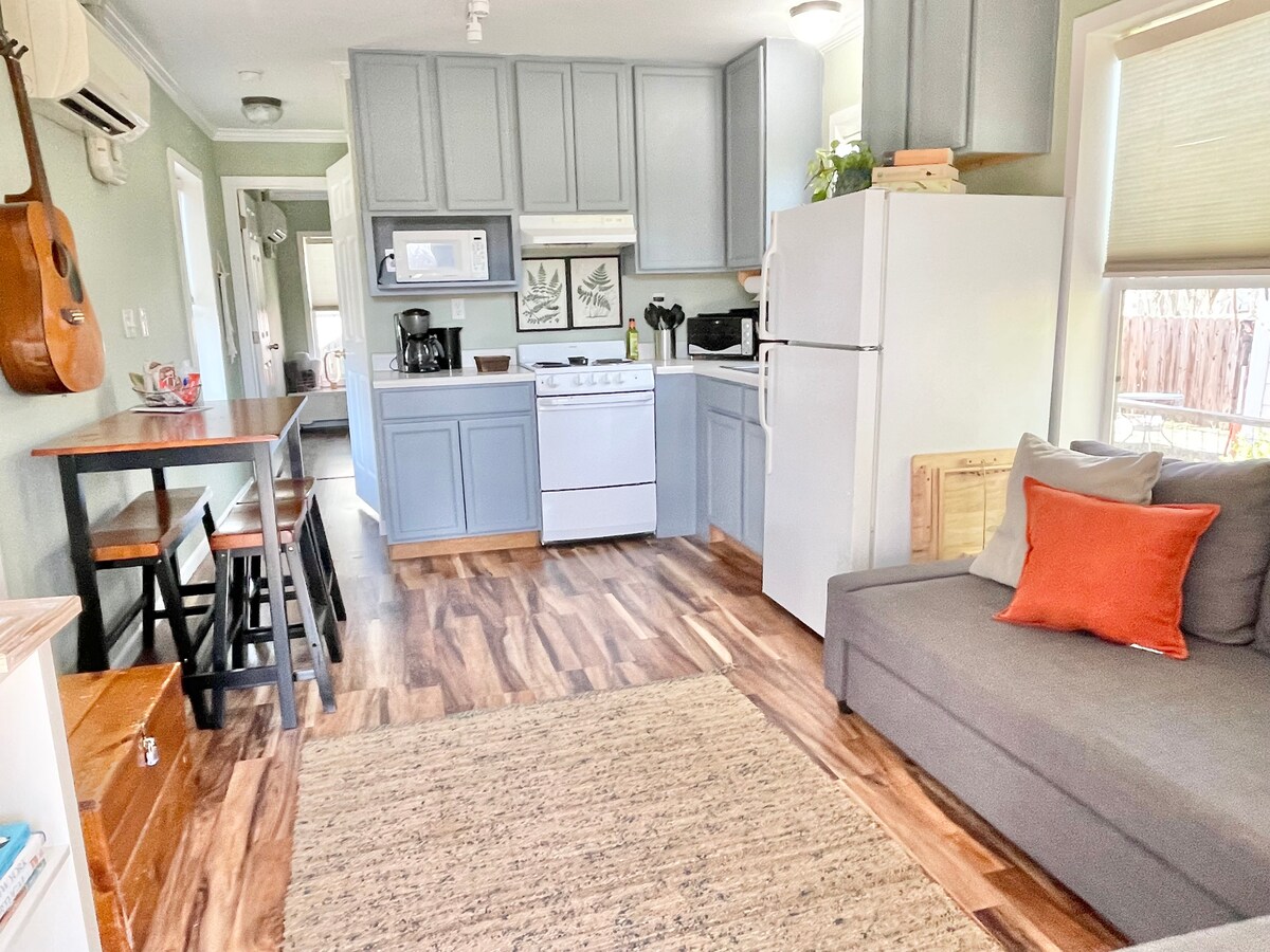 Charming East Cottage . Close to Airport