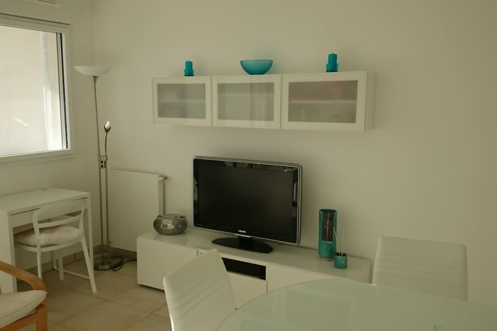 coin télé, avec TV d'Orange plus Netflix, live Box, lecteur dvd blue ray, téléphone fixe