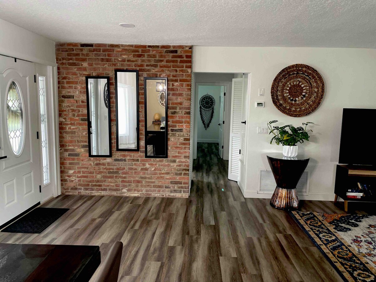 Top Airbnb: Lake front House retreat & fire pit in Deltona