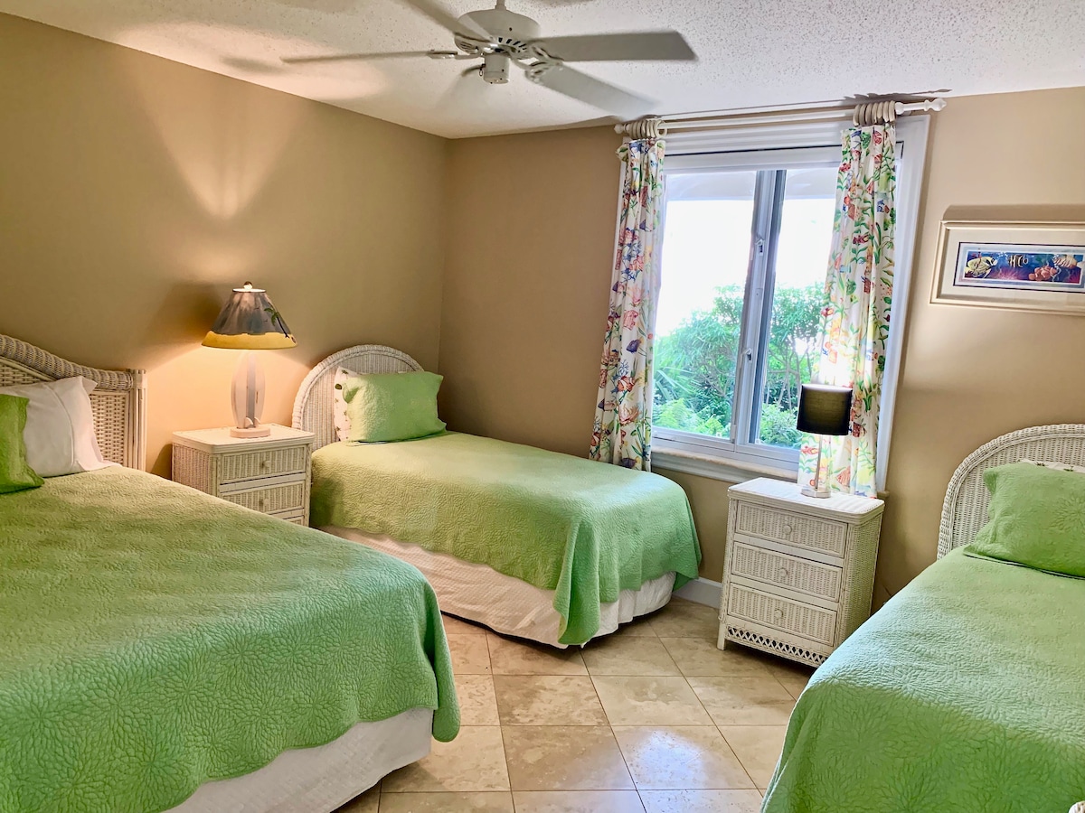 ห้องนอนผู้เข้าพัก (เตียงควีนไซส์และเตียงคู่ 2 หลัง)