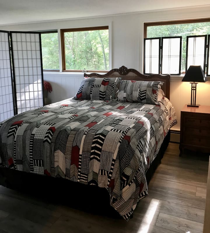 La cama queen es cómoda y se puede separar de la sala de estar por pantallas shoji.