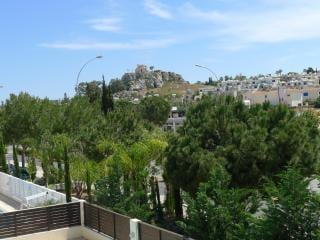 Vue sur l'église St Elias depuis le balcon de la chambre... voyez-la éclairée la nuit