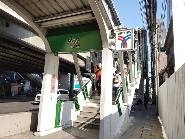 DOOR STEP TO BTS ASOK. COZY 2 BEDROOM SUITES gallery image 2