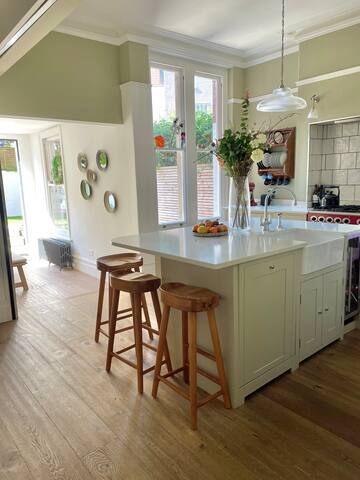 4 bed family house. Redland/Nr the Downs. gallery image 3