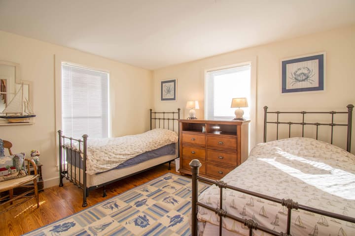 Dormitorio en la planta baja con dos camas individuales.