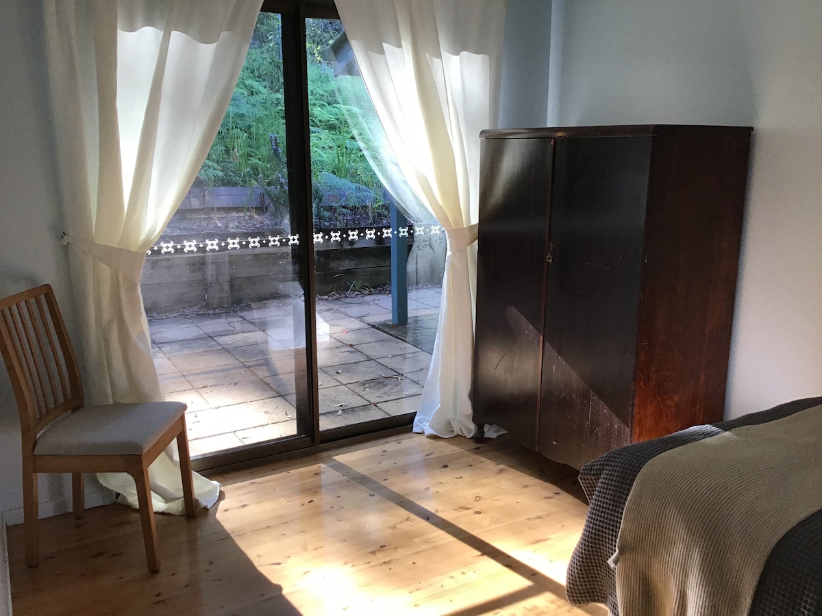 קומה ראשונה - חדר שינה יחיד נפתח לחצר האחורית