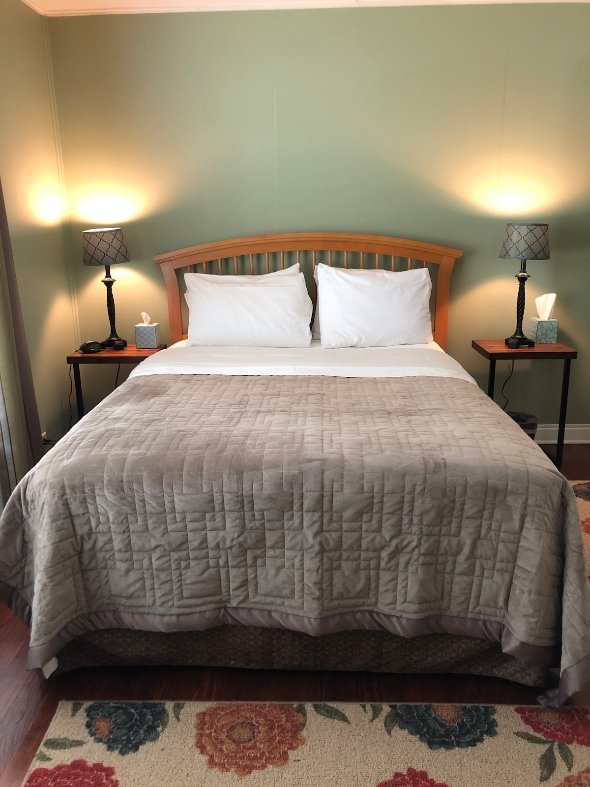 בחדר השינה הראשי יש מיטת קווין סייז.
חדר שינה טווין, לא בתמונה, יש שתי מיטות נפרדות.