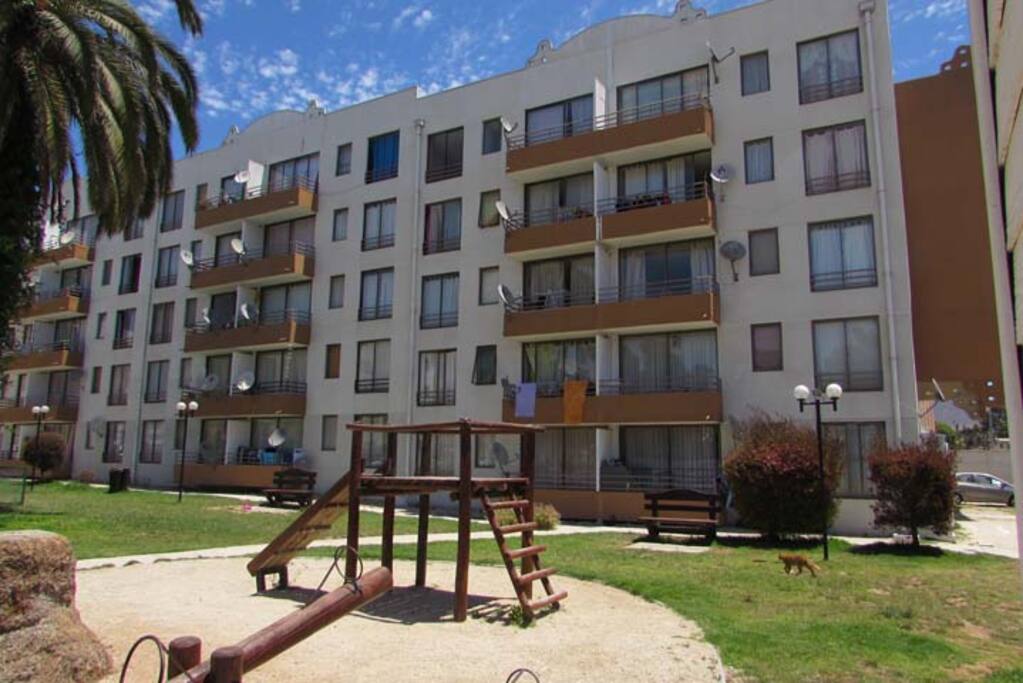 Este es el edificio y parte del condominio, el departamento esta en el cuarto piso