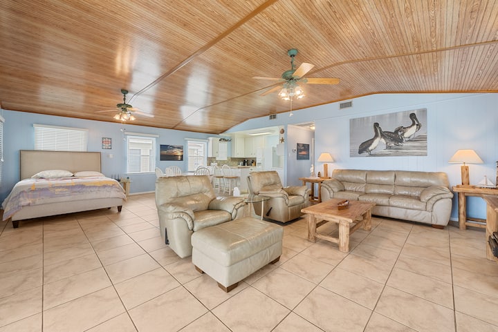 Sebule kubwa iliyo wazi, chumba cha kulia na jiko, pamoja na kitanda cha kifahari kwa ajili ya wageni.