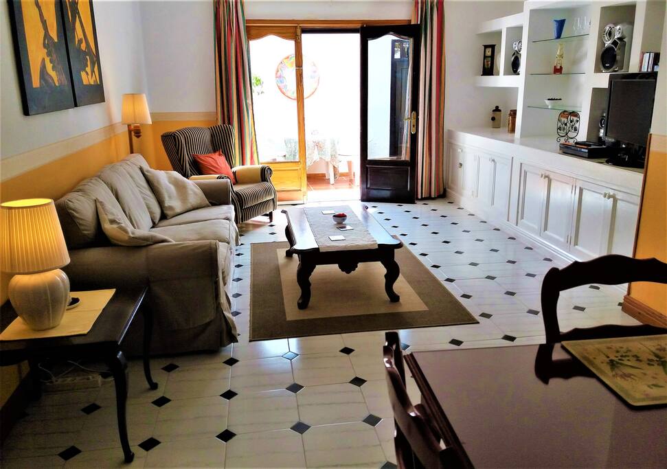 Salón con terraza al fondo