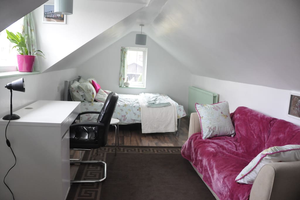 Multipurpose bedroom. A place to study, relax and sleep.