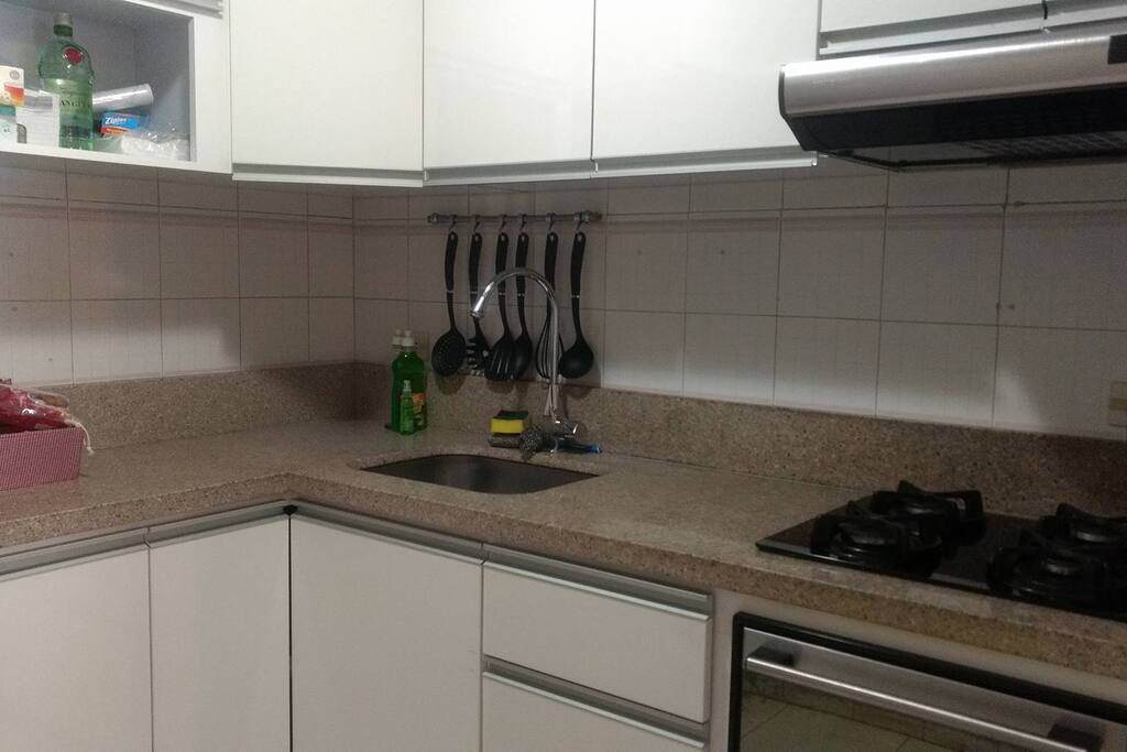 Esta es la cocina, es de un tamaño pequeño pero tiene todo lo que necesitas si quieres cocinar. Ve al mercado, compra frutas y verduras, conoce todo lo que Colombia tiene para ofrecer y haz tuya mi nevera.