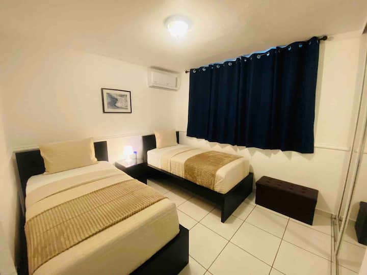 Naša útulná dvojposteľová izba s kvalitnou hotelovou bielizňou. 
Dve dvojlôžka Postele s jedným spoločným stredným nočným stolíkom a svietidlom/ bielym hlukom s farebnými nočnými svetlami/ kompletná zrkadlová skriňa/zatemnené záclony/  Alexa Smart Bulb  Lighting/  úplne nová klimatizácia 