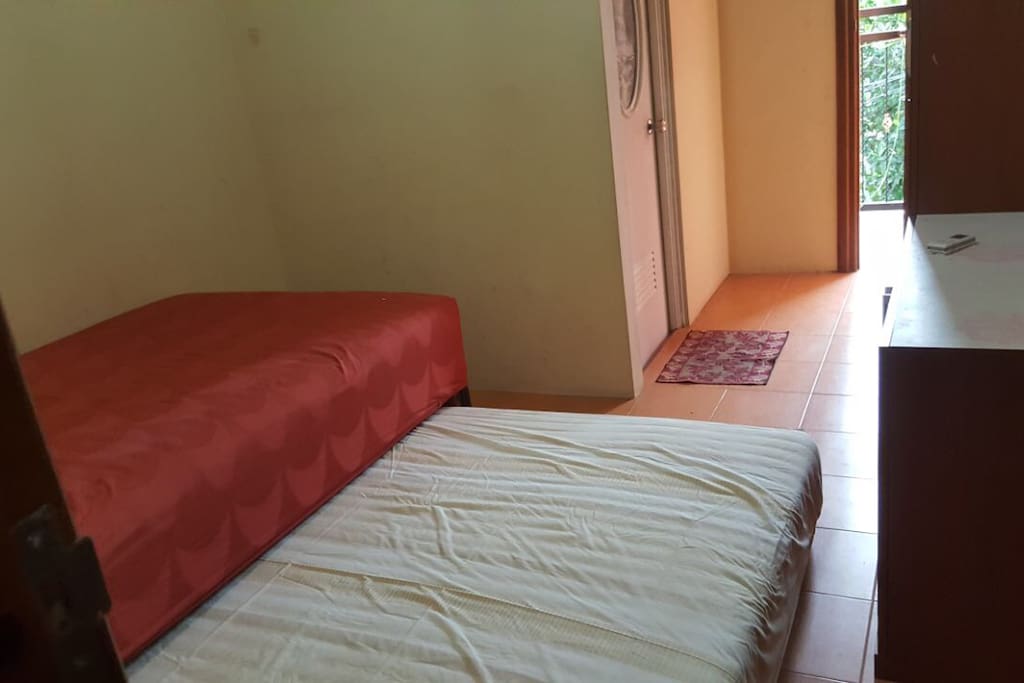 Bed room with 2 single bed