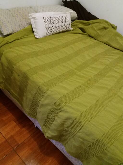Cama queen size con sábanas de 100% algodón