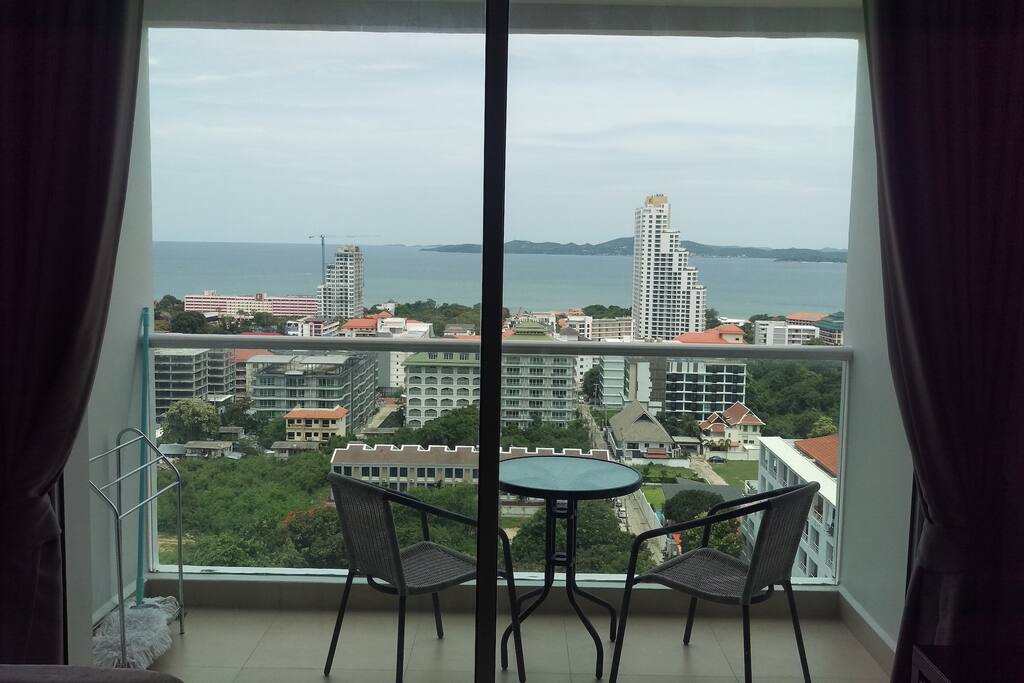 Terrasse avec vue sur la mer et koh larn
