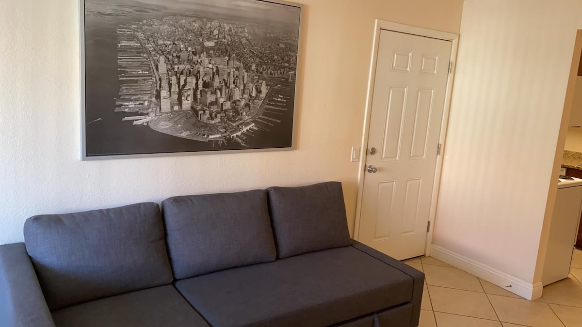 Beautiful Luxury Condo Near The Strip